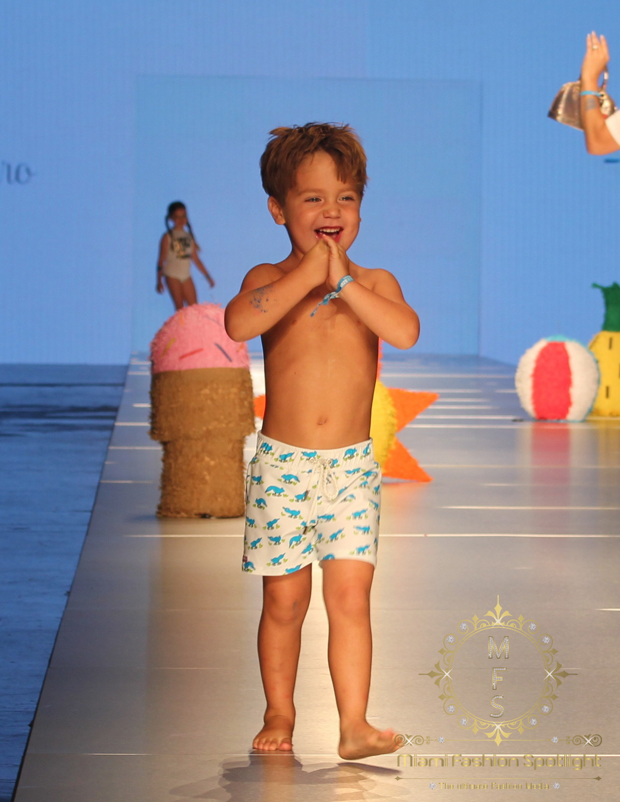 Hijos de Celebridades Latinas Caminan La Pasarela del Miami Fashion Week Con ‘La Inclusión está de Moda’ de Pamela de Haro