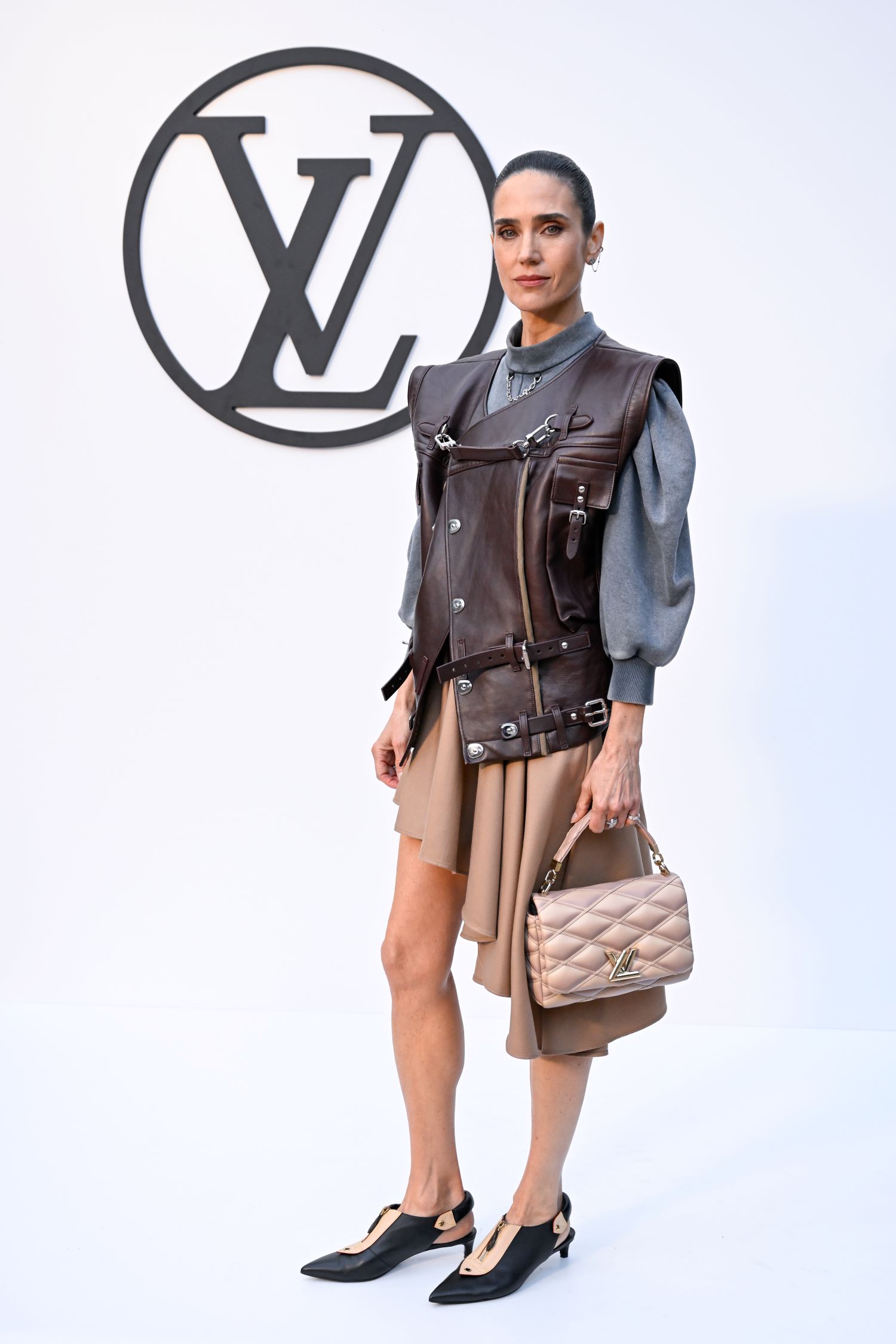 Jennifer Connelly attending the Cruise 2025 Fashion Show by Louis Vuitton in Barcelona | CRUISE 2025 FASHION SHOW COLLECTION © Louis Vuitton – All rights reserved