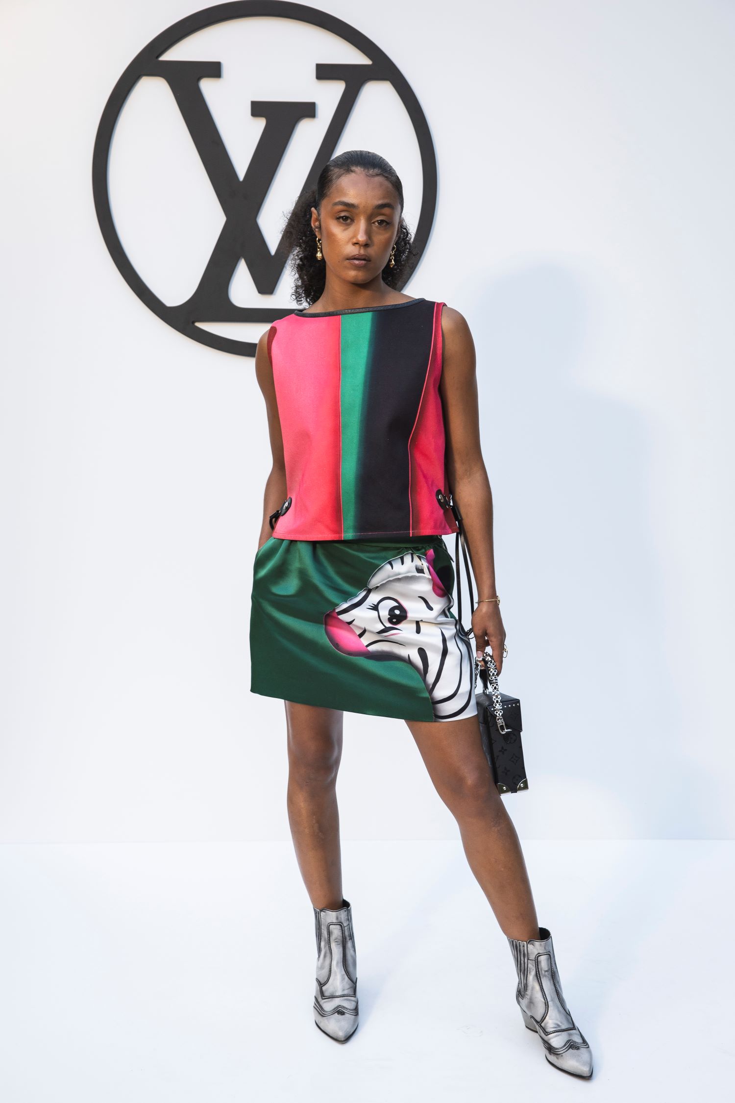  JASMINE JOBSON attending the Cruise 2025 Fashion Show by Louis Vuitton in Barcelona | CRUISE 2025 FASHION SHOW COLLECTION © Louis Vuitton – All rights reserved | Courtesy of Gnazzo Group.